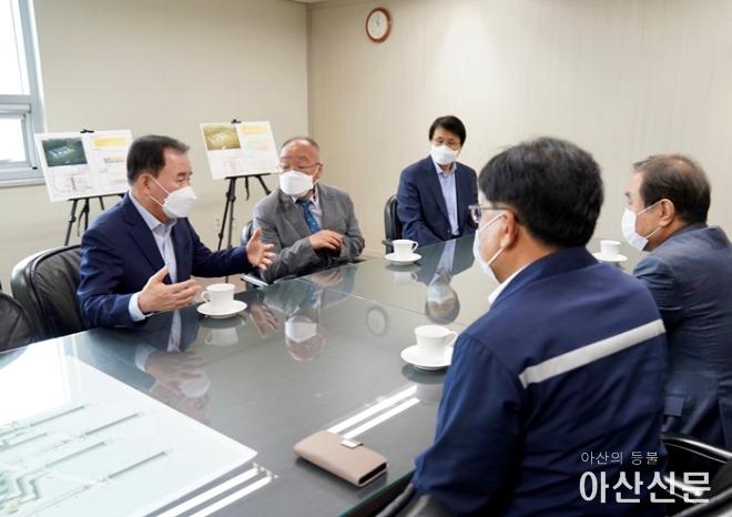 도제학교 간담회에서 관계자들이 김지철 충남교육감의 의견을 듣고 있다.jpg