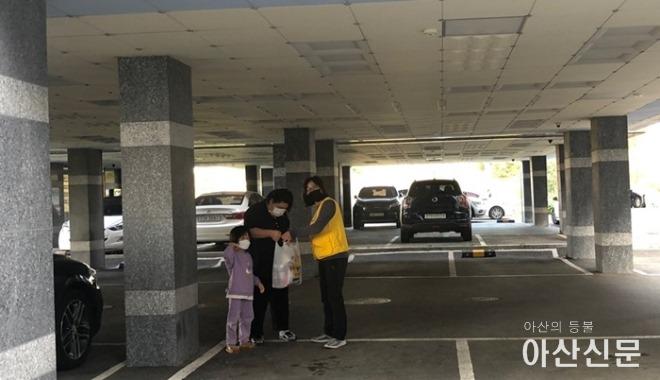 12. 둔포 적십자봉사회, 결연 가구 방문하여 안부확인.jpg