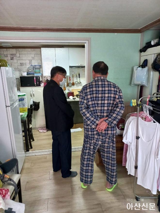 13. 온양5동, 10월 ‘찾아가는 보건복지 방문상담’ 독거노인 가정방문.jpg