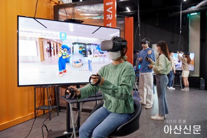 (사진1) VR교육콘텐츠 활용 시연 장면.jpg