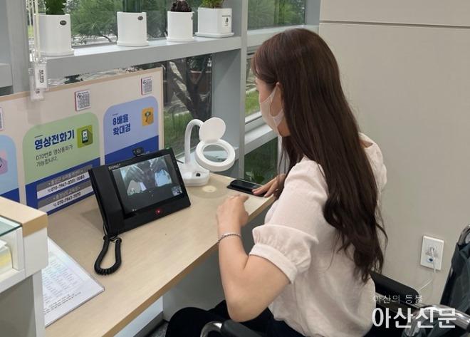 (사진) 민원인이 수어통역 영상전화 서비스를 통해 업무를 보는 모습.jpg