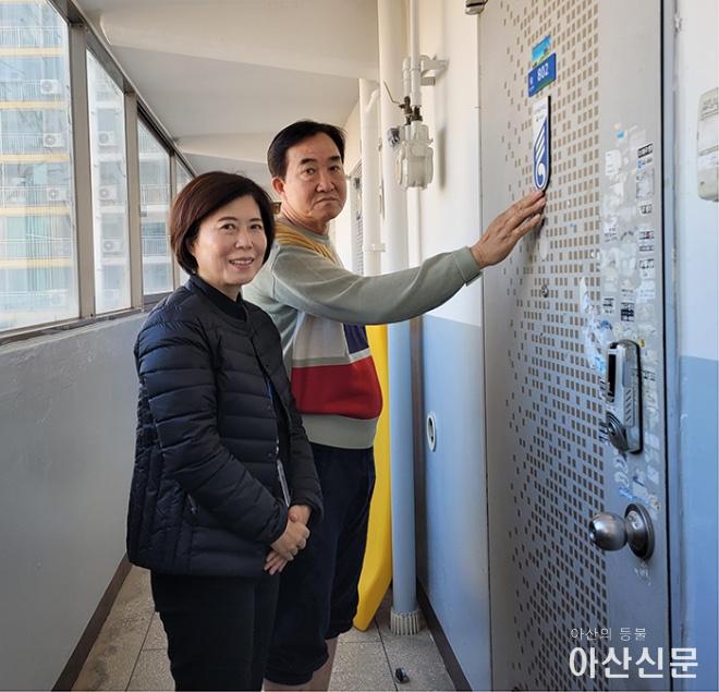 1103_명패 달아드리기.jpg