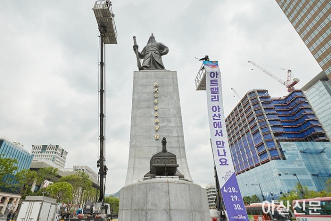 0427_이순신 축제 여론 분열.jpg