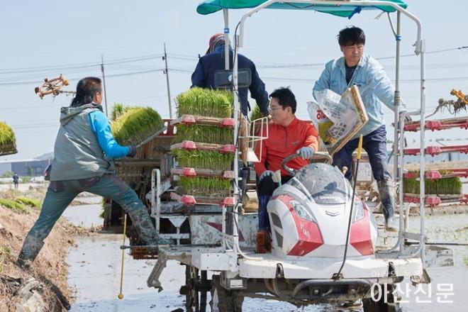 2. 박경귀 아산시장, 친환경 벼 재배단지 방문… 모내기 시연 (1).jpg