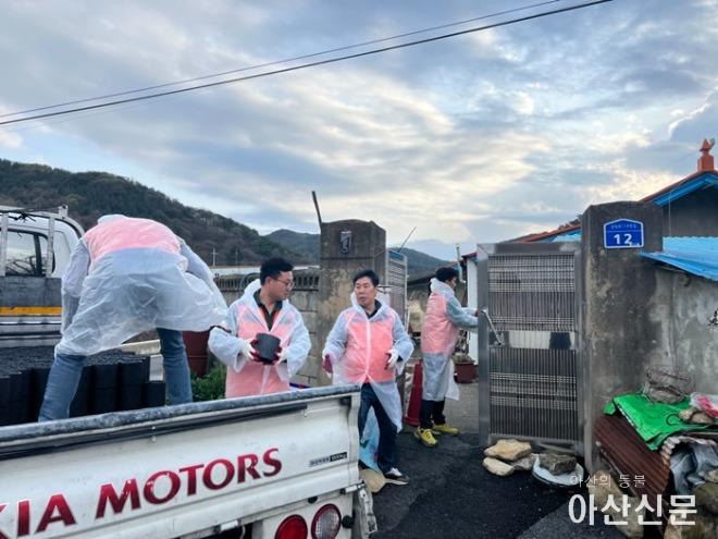 2. 송악면 행복키움추진단, 취약계층을 위한 사랑의 연탄 나눔 봉사.jpg