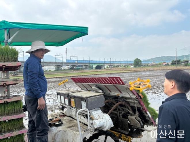 2. 아산시 온양6동장, 모내기 현장 방문 격려 나서.jpg