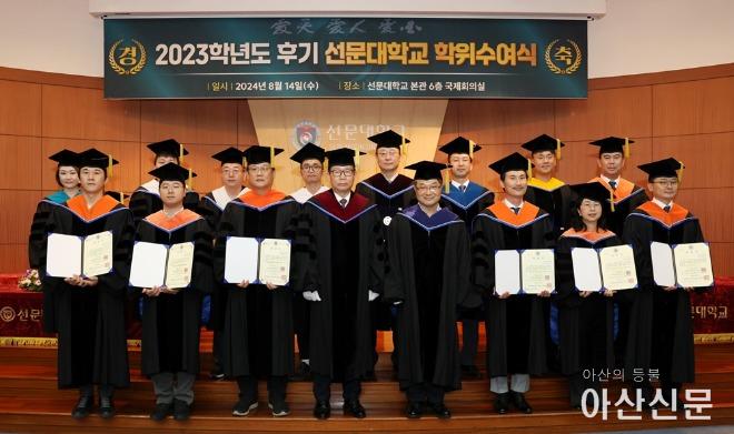 사진2. 박사학위수여자 전체가 기념촬영을 하고 있다..JPG