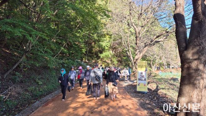 1. 아산시 ‘제1회 궁평저수지 맨발 황톳길 걷기 축제’ 성황리에 마쳐 (2).jpg