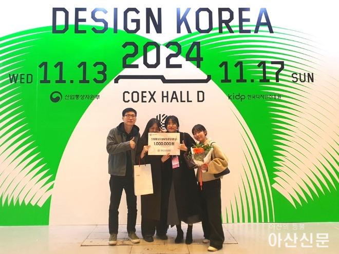 사진2. 선문대 장훈종 교수와 학생들이 산업통상자원부장관상을 수상후 기념촬영을 하고 있다(왼쪽부터 장훈종교수, 신원령,최은영,이정인).jpg