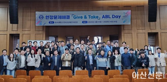 행사에 참여한 주요 관계자들이 기념촬영을 하고 있다.jpg