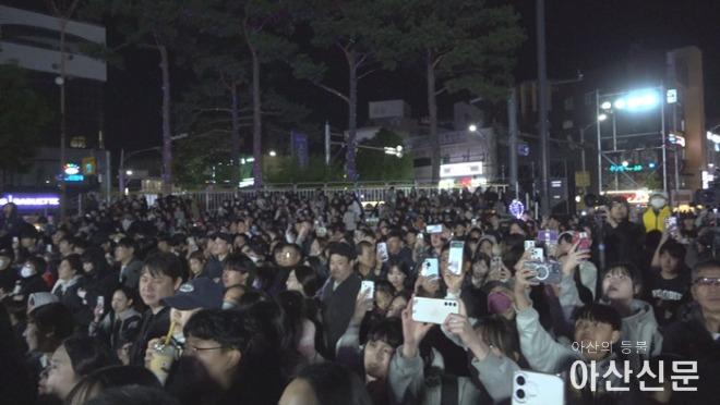 개막식 시민들.jpg