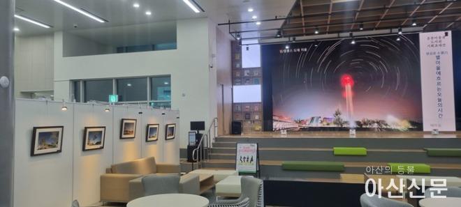 3. 음봉어울샘도서관, 음봉 출신 심장근 작가 초청전 전시 .jpg